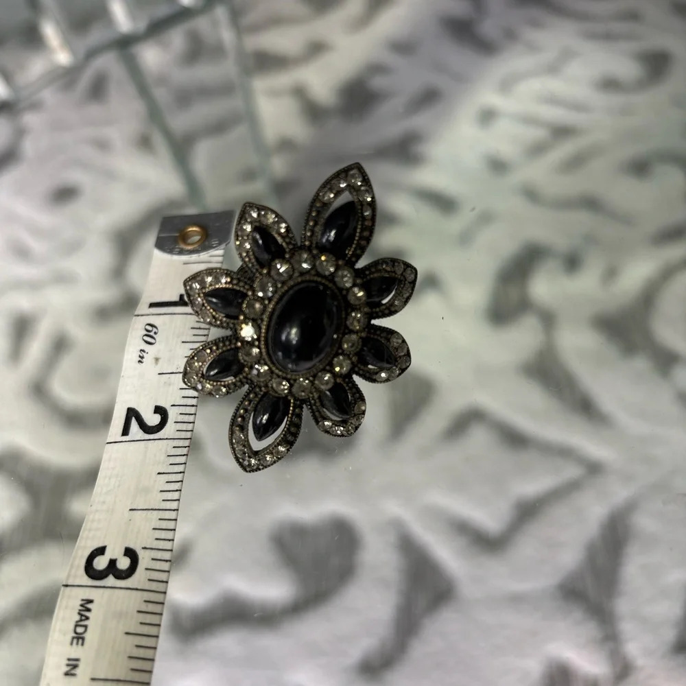 Black flower adjustable statement ring - Picture 2 of 3